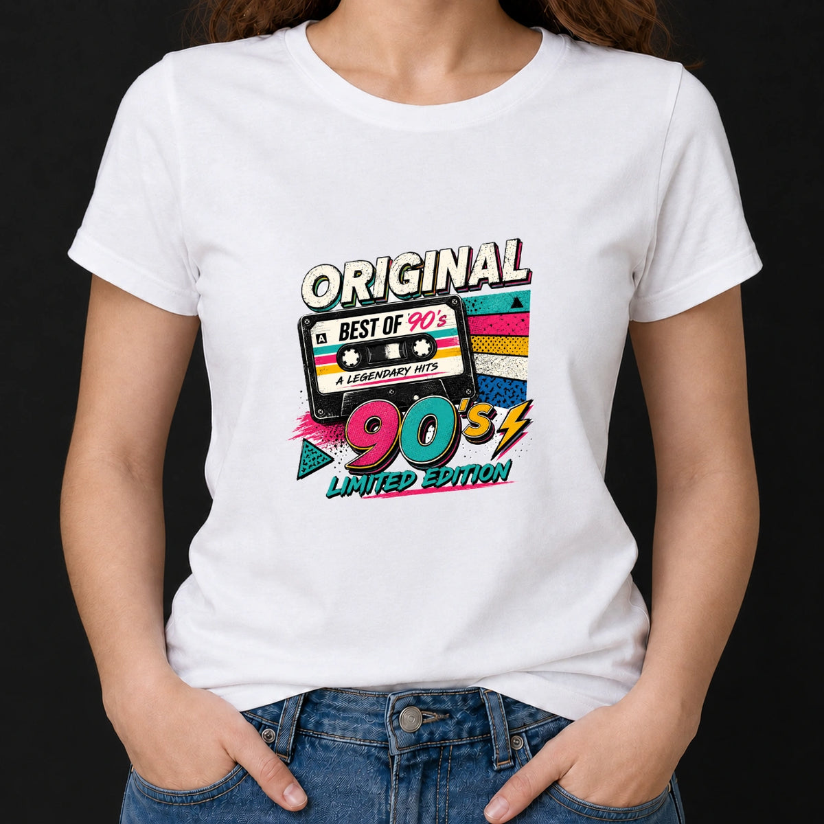 Frau trägt ein weißes T-Shirt, bedruckt mit einem bunten Retro-Motiv einer Musikkassette und dem Schriftzug Original 90's Limited Edition.