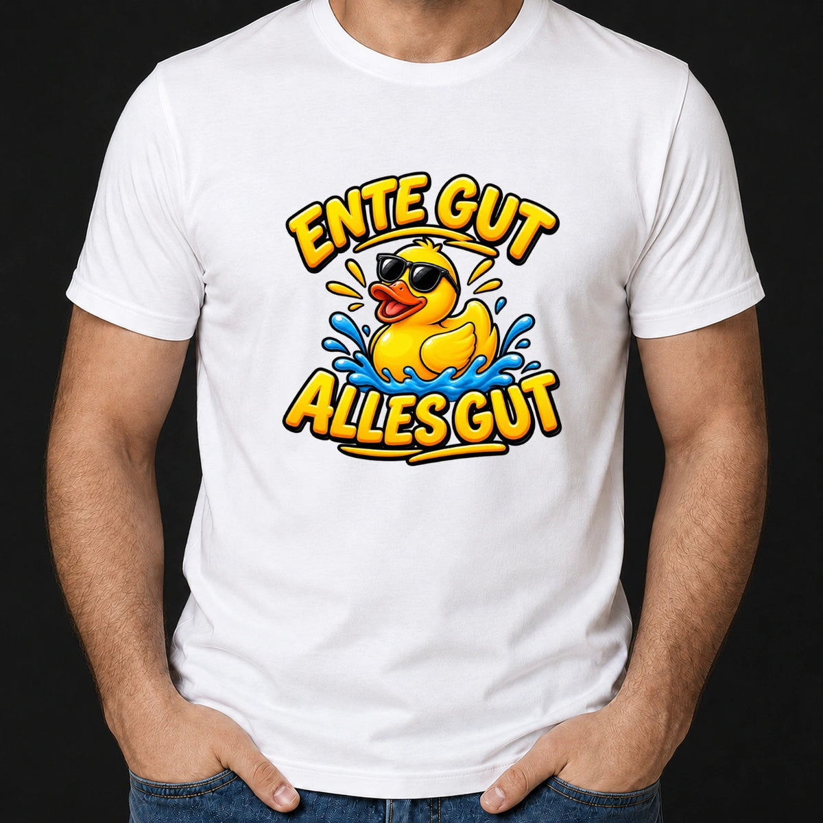 Mann trägt ein weißes T-Shirt, bedruckt mit einer gelben Badeente mit Sonnenbrille im Wasser und dem Spruch Ente gut alles gut.