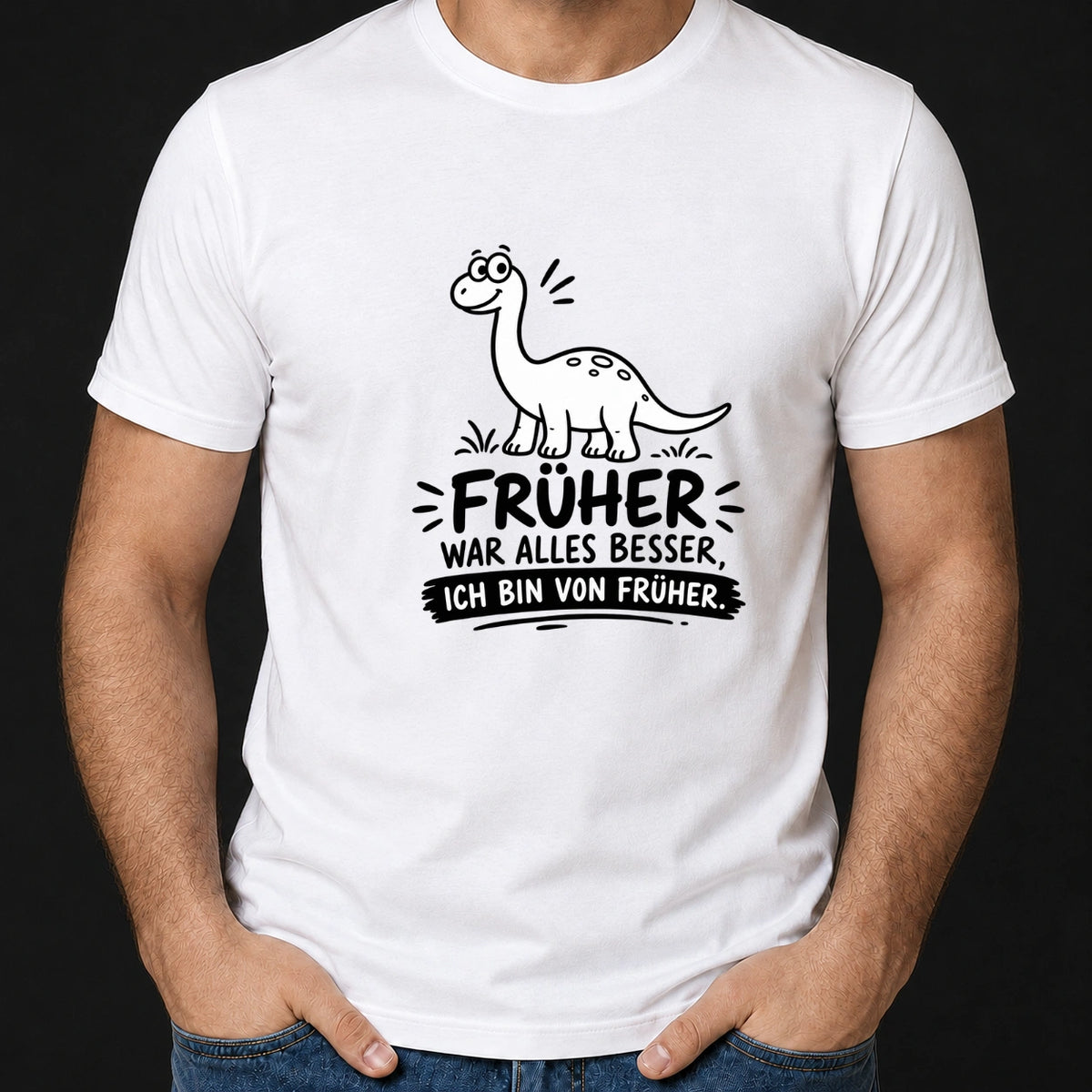 Mann trägt ein weißes T-Shirt, bedruckt mit einer Dinosaurier-Zeichnung und dem Spruch Früher war alles besser, ich bin von früher.