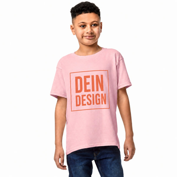 Junge trägt ein rosa T-Shirt, bedruckt mit dem Platzhalter-Schriftzug Dein Design in einem orangefarbenen quadratischen Rahmen.