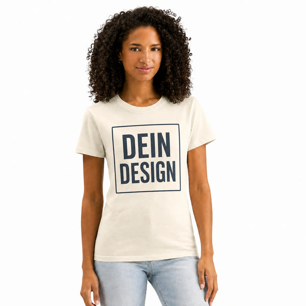 Frau trägt ein beiges T-Shirt, bedruckt mit dem Platzhalter-Schriftzug Dein Design in einem dunklen quadratischen Rahmen.