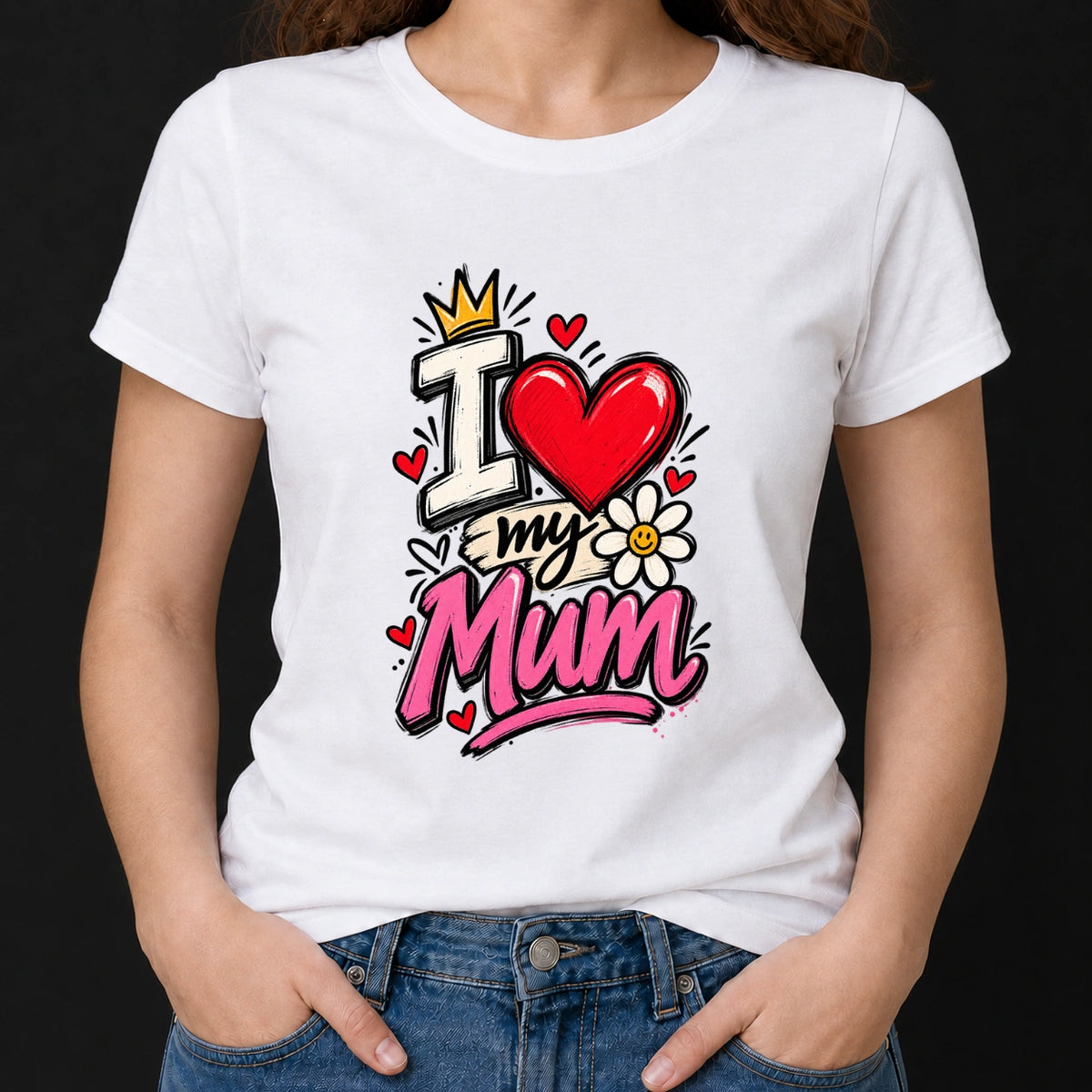 Frau trägt ein weißes T-Shirt, bedruckt mit dem bunten Text- und Grafikmotiv I love my Mum mit Herzen und Krone.