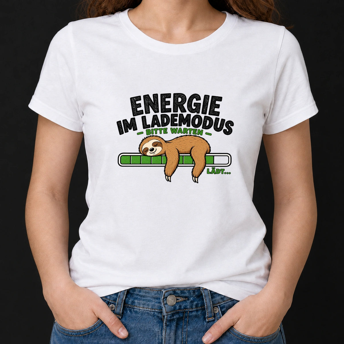 Frau trägt ein weißes T-Shirt, bedruckt mit einem schlafenden Faultier auf einem Ladebalken und dem Spruch Energie im Lademodus.