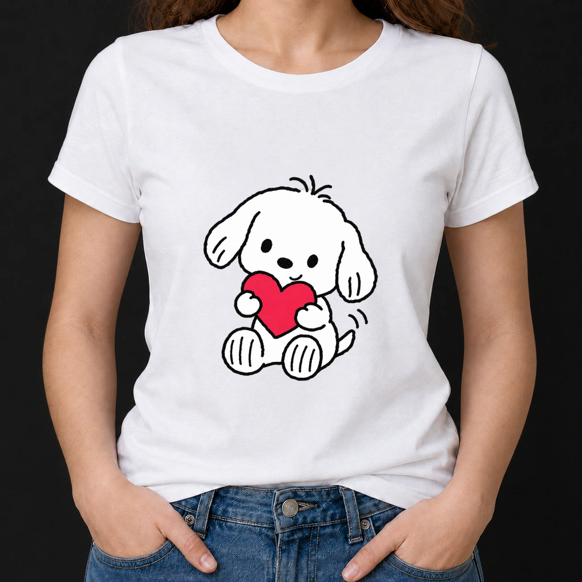 Frau trägt ein weißes T-Shirt, bedruckt mit einer niedlichen Zeichnung eines weißen Hundes, der ein rotes Herz hält.