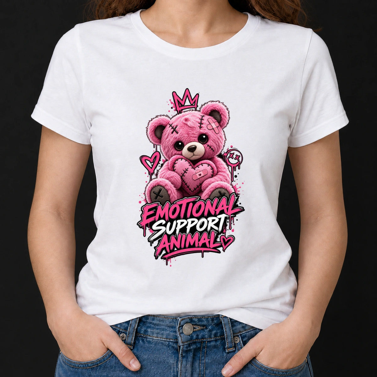 Frau trägt ein weißes T-Shirt, bedruckt mit einem pinken Teddybär-Motiv und dem Schriftzug Emotional Support Animal.