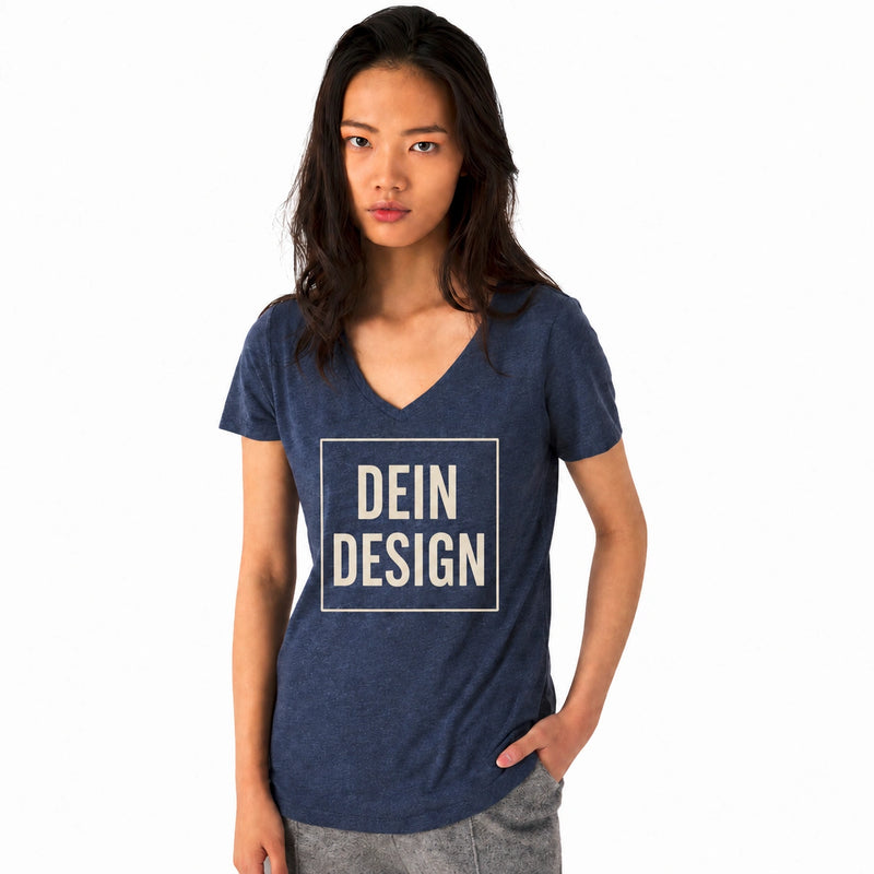 Frau trägt ein dunkelblaues T-Shirt mit V-Ausschnitt, bedruckt mit dem Platzhalter-Schriftzug Dein Design in einem hellen Rahmen.