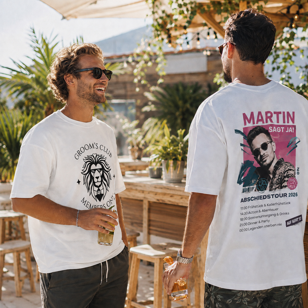 Zwei Männer im Freien tragen weiße T-Shirts für einen Junggesellenabschied mit Groom's Club-Logo und Abschiedstour-Aufdruck.