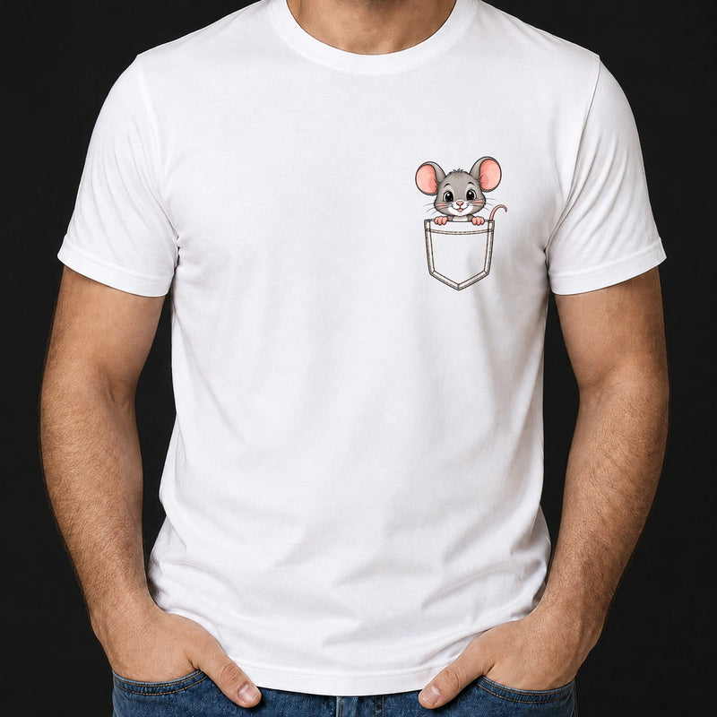 Mann trägt ein weißes T-Shirt, bedruckt mit einer süßen grauen Maus, die aus einer aufgedruckten Brusttasche schaut.